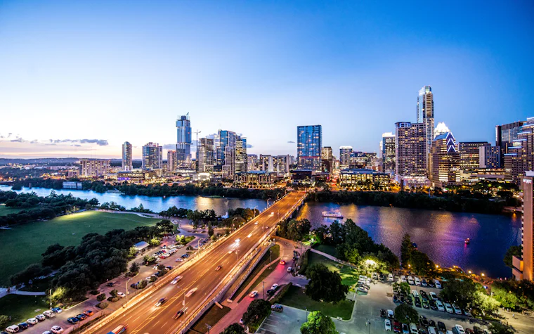 Vista panorámica del centro de una ciudad de Texas al anochecer